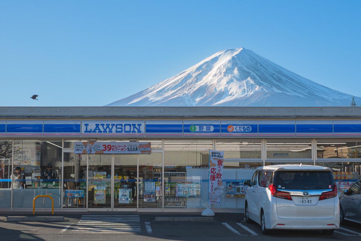 Вид на гору Фудзи на фоне магазина Lawson очень популярен среди туристов / фото flickr.com/Ricardo Trujillo Вид на гору Фудзи на фоне магазина Lawson очень популярен среди туристов / фото flickr.com/Ricardo Trujillo