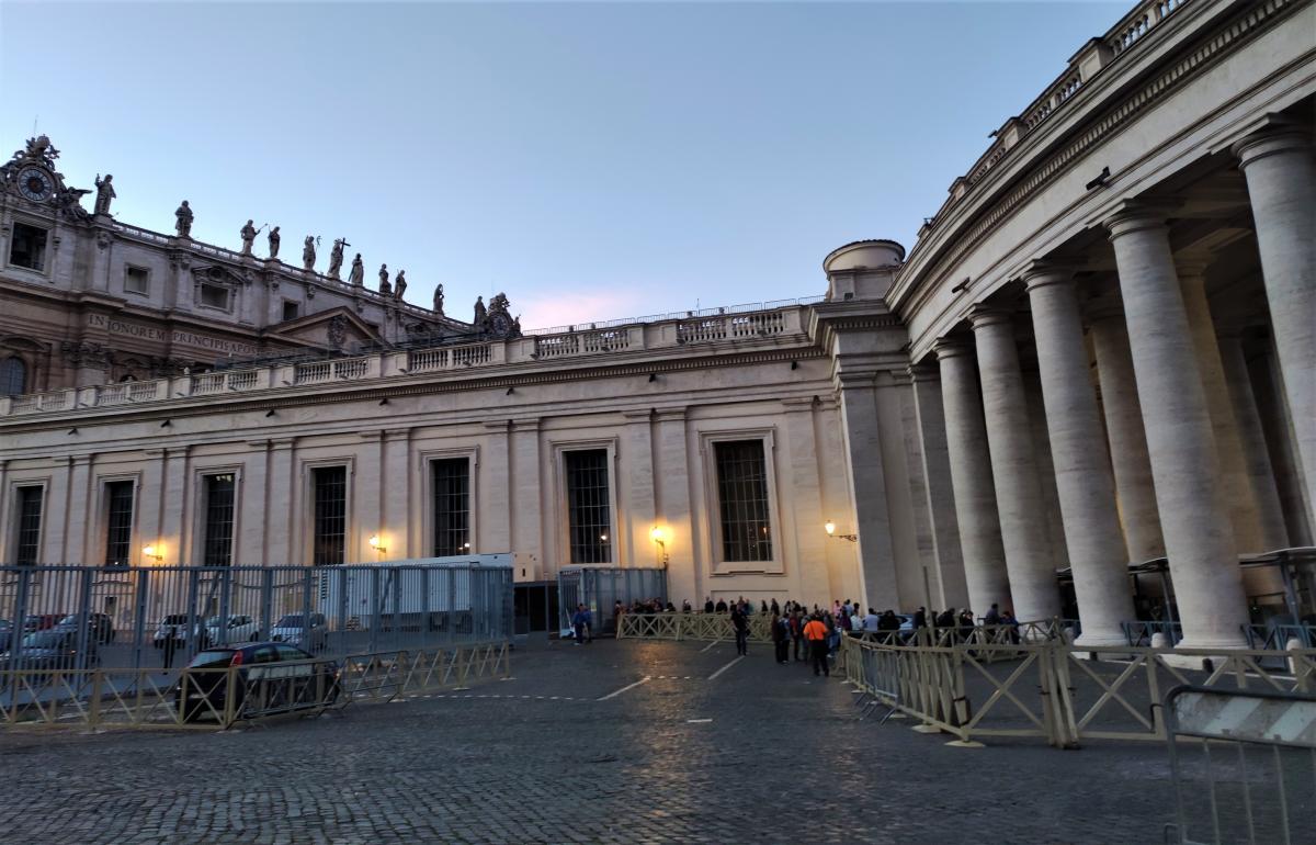 Вхід до Ватикану – в топ-сезон тут бувають черги / фото Марина Григоренко
