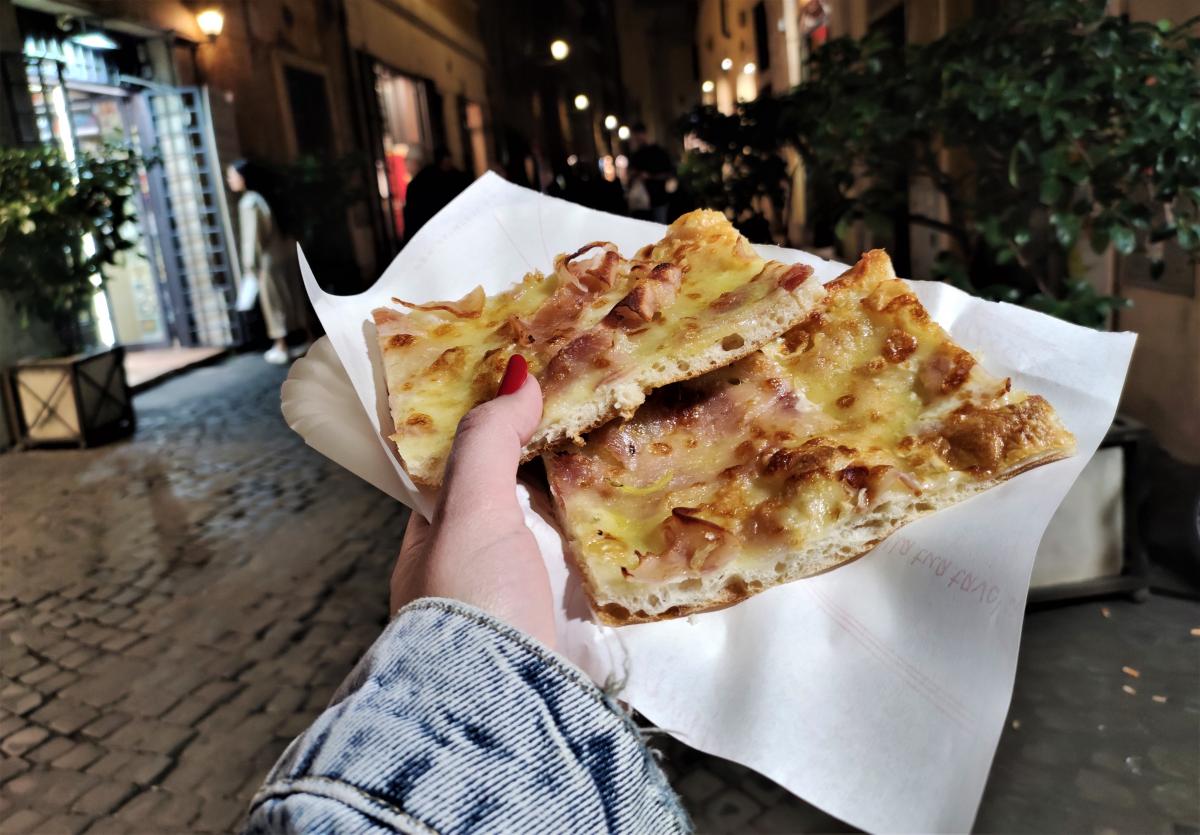 І наостанок у Римі варто обов'язково перекусити вуличною піцою / фото Марина Григоренко
