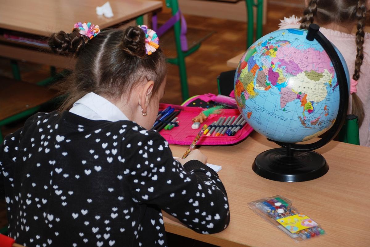 Учнів забезпечать підручниками, здоровим харчуванням, а вчителів заробітньою платою / фото pixabay