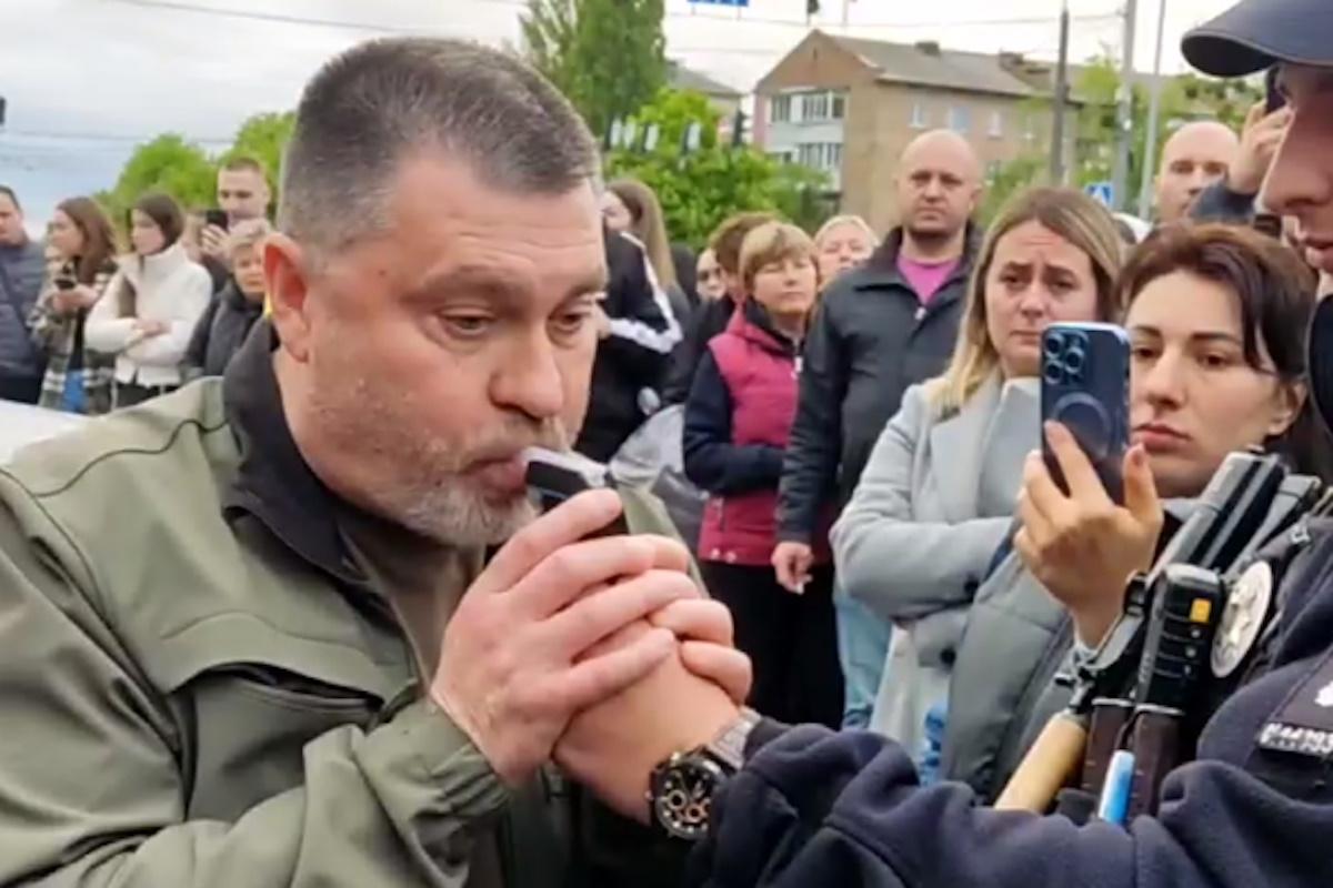 Майбоженко підозрюється у скоєнні п'яного ДТП / кадр з відео Майбоженко підозрюється у скоєнні п'яного ДТП / кадр з відео