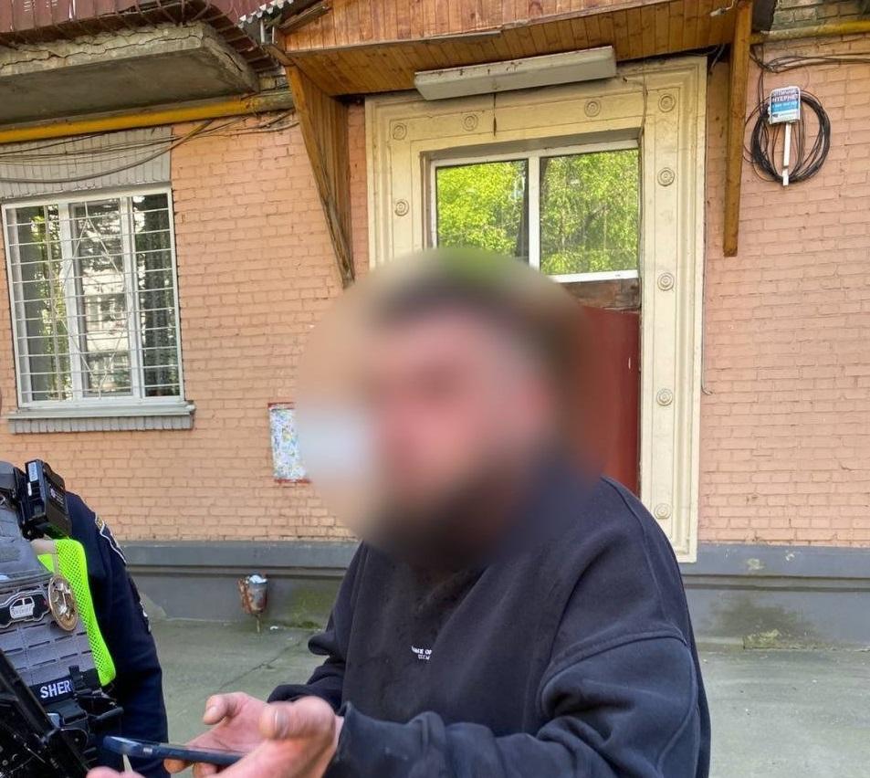 Напарники поспілкувалися з чоловіком та встановили, що інформація про вбивство не підтвердилася / фото Патрульна поліція Києва Напарники поспілкувалися з чоловіком та встановили, що інформація про вбивство не підтвердилася / фото Патрульна поліція Києва