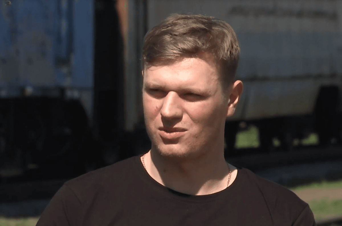 Наразі Дмитро працює розшифровувачем руху потягів у депо Рівненщини / скриншот Наразі Дмитро працює розшифровувачем руху потягів у депо Рівненщини / скриншот