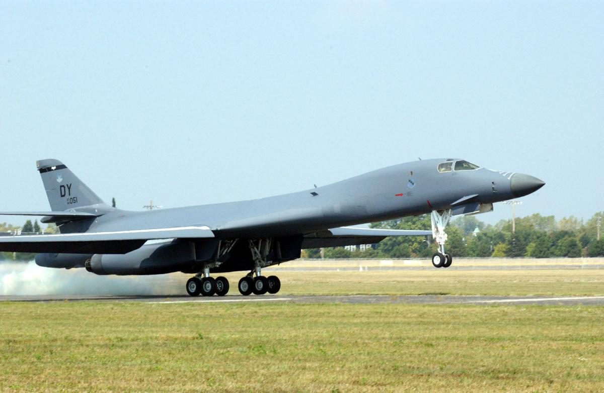 B-1 Lancer - США достают из нафталина 40-летний сверхзвуковой  бомбардировщик из США — УНИАН