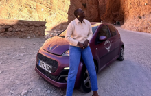 Одинокая путешественница на крошечной машине проделала путь из Англии в Нигерию