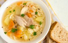 Дієтологиня назвала інгредієнт №1 з високим вмістом білка, який варто додати в суп