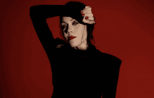 "Надо быть готовым ко всему": Alyosha заявила, что учится пользоваться оружием