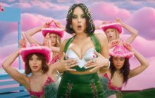 Летающие коровы и ванна с молоком: Настя Каменских полетала на ракете в клипе "Moloko"