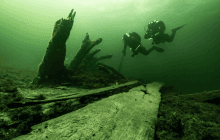 Археологи нашли уникальный сундук с оружием на месте кораблекрушения XV века