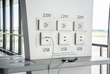 Эксперт по безопасности рассказал, чем опасны USB-зарядки для смартфонов в аэропорту