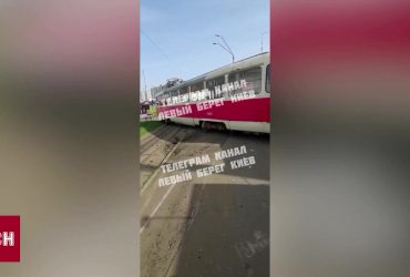 Трамвай слетел с рельсов: транспортный коллапс в Киеве