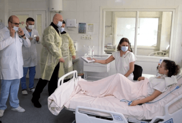 Матір віддала нирку доньці: у Дніпрі вперше провели трансплантацію дитині (відео)