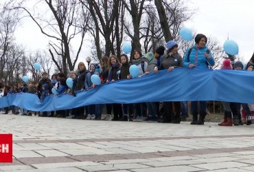 Світ одягається у блакитне на підтримку людей з аутизмом