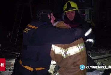 Харків: вогнеборець плаче біля тіла батька-рятувальника, якого вбив повторний удар РФ