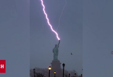 Невероятные кадры: молния попала прямо в статую Свободы