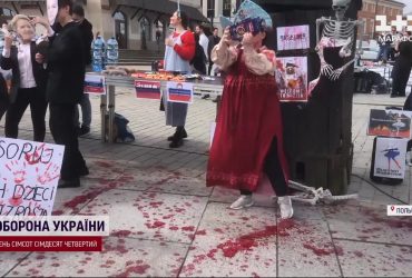 Лідери Європи танцюють на кістках українців. Варшаву сколихнув жорсткий перформанс
