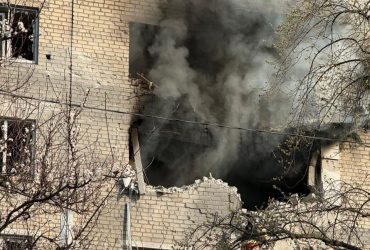 Оккупанты ударили по девятиэтажке в Селидово: есть пострадавшие (фото)