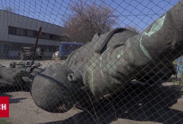 Сразу четыре закона: как в Украине началась декоммунизация и кого свалили первыми