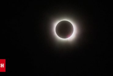 Такого пропустити не хотів ніхто: кадри масових подій через унікальне сонячне затемнення