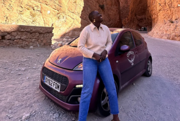 Одинокая путешественница на крошечной машине проделала путь из Англии в Нигерию