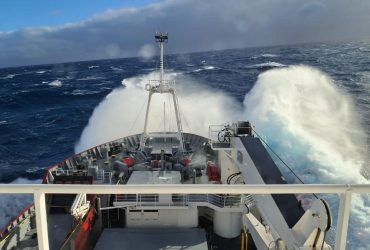 Десятиметрові хвилі та шалений вітер: як Ноосфера подолала страшний Дрейк (фото, відео)