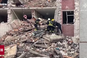 Погибших в Чернигове уже 15: трех человек достали из-под завалов живыми - последние подробности с места