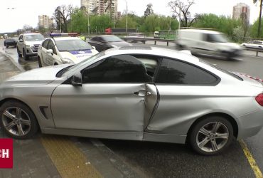 БМВ стремительно закрутило и отбросило в остановку: пострадала военнослужащая