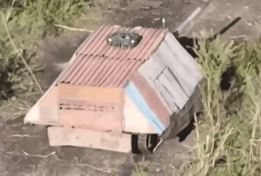 Біля Красногорівки побачили диво-танк Росії: журналіст висміяв цю ганьбу (відео)