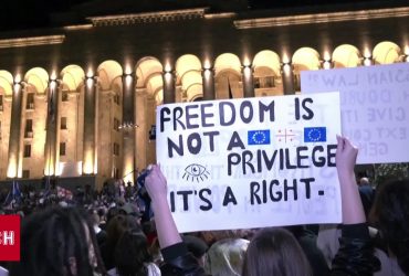 Масові протести в Грузії через "закон про іноагентів", який писали під копірку з російського
