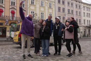 Зустрічали з квітами та оплесками: лівчинка, яка на протезах пробігла марафон, повернулася в Україну
