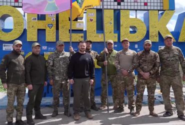 Зеленский оставил и свою подпись на стеле Донецкой области: "пусть станет ближе украинская Победа"