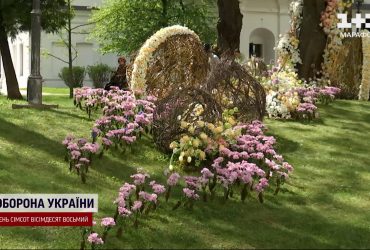 До Великодня створили велику квіткову композицію поруч із Софією Київською
