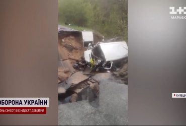 Микроавтобус с пассажирами провалился под землю: полиция прокомментировала причины