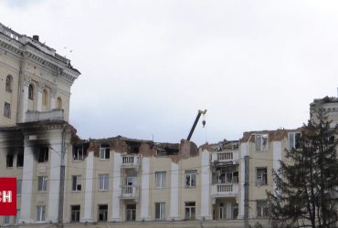 Слезы и отчаяние: люди забирают уцелевшие вещи из разбитого ракетой дома в Днепре