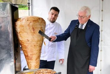 Штайнмаєр приїхав до Туреччини з м'ясом для денер-кебаба