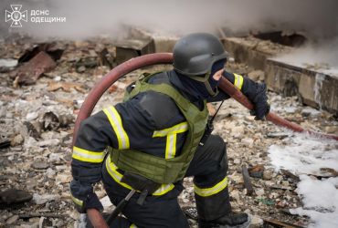 Оккупанты нанесли удар по месту хранения старой автотехники в Одессе (фото, видео)