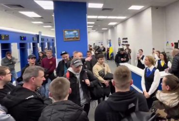 В Варшаве 300 украинцев заблокировали паспортный сервис, произошли стычки