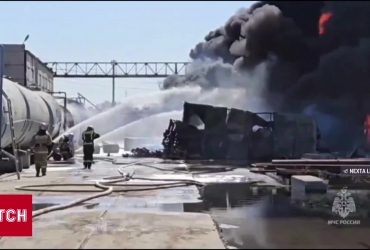 У російському Омську неймовірно палає нафтобаза