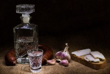 Чому не можна цокатися на поминках: 99% людей не знають реальної причини