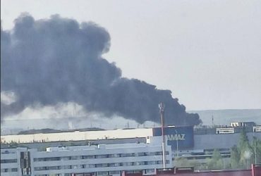 У Росії потужно спалахнув головний завод корпорації КамАЗ: що відомо (фото, відео)