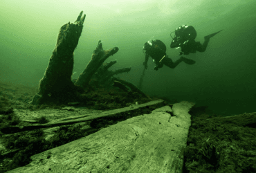 Археологи нашли уникальный сундук с оружием на месте кораблекрушения XV века