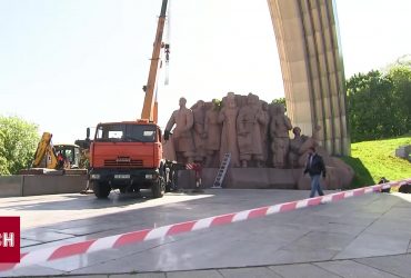 Вже почали розбирати: біля Арки у Києві проводяться роботи
