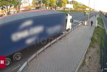 Фура ледь не впала на жінку: мторошне відео ДТП у Києві - в Україні вводять нові правила ПДР