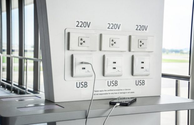 Експерт із безпеки розповів, чим небезпечні USB-зарядки для смартфонів в аеропорту