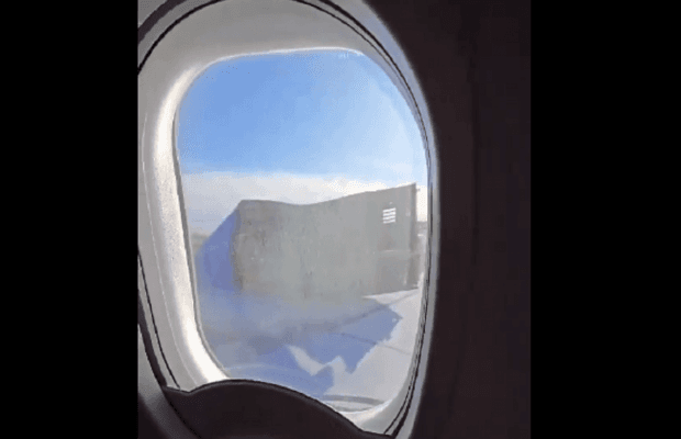 Просто під час польоту у Boeing відвалилася обшивка двигуна (відео)