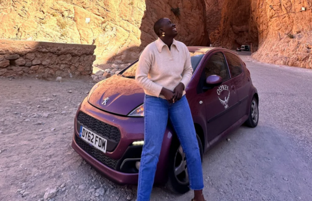 Самотня мандрівниця на крихітній машині подолала шлях з Англії до Нігерії