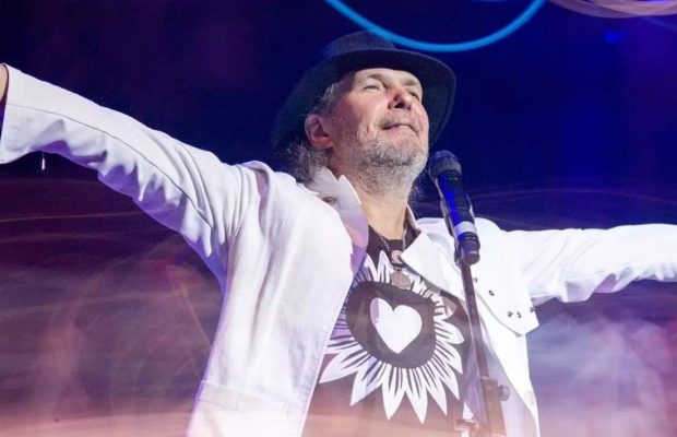 Работает таксистом в Киеве и винит народ в войне: куда пропал солист известной группы "Нэнси"