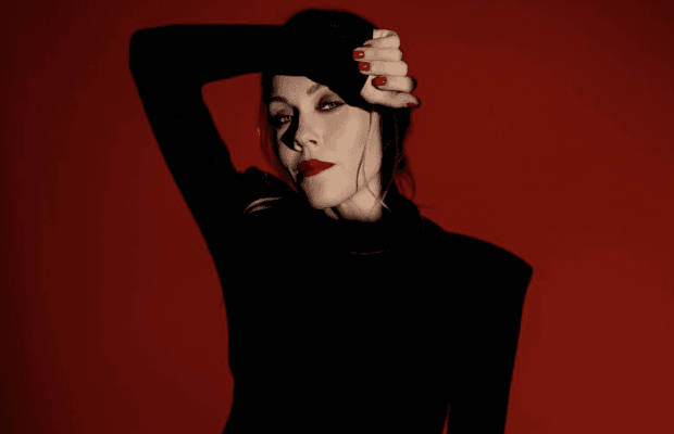 "Надо быть готовым ко всему": Alyosha заявила, что учится пользоваться оружием