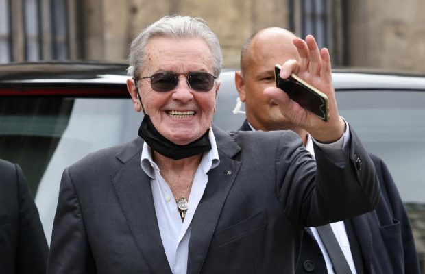 Дочь Алена Делона сообщила, как чувствует себя ее 88-летний отец, и показала его фото