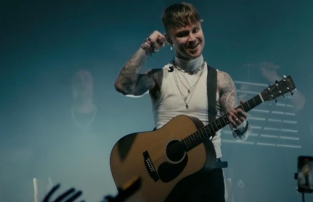 Артем Пивоваров зламав ніс своїй фанатці просто на концерті (відео)